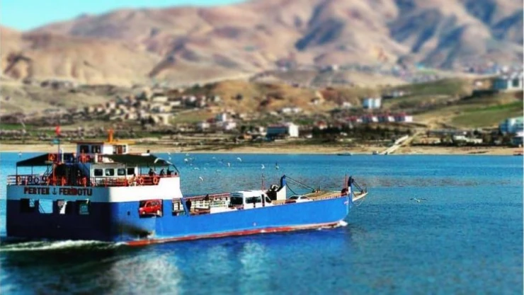 Elazığ'da Feribottan Suya Düşen Kadın Kurtarıldı