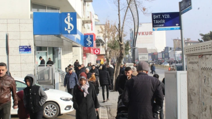 Elazığ'da Güneşi Gören Sokağa Çıktı