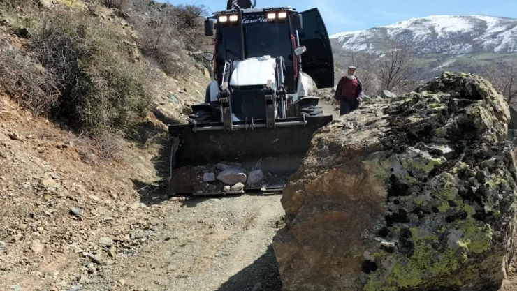 Elazığ'da Heyelan Sonrası Yola Düşen Taş Kaldırıldı