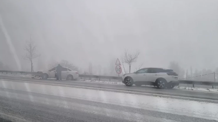 Elazığ'da Kar Yağışı ve Buzlanma Kazalara Neden Oldu