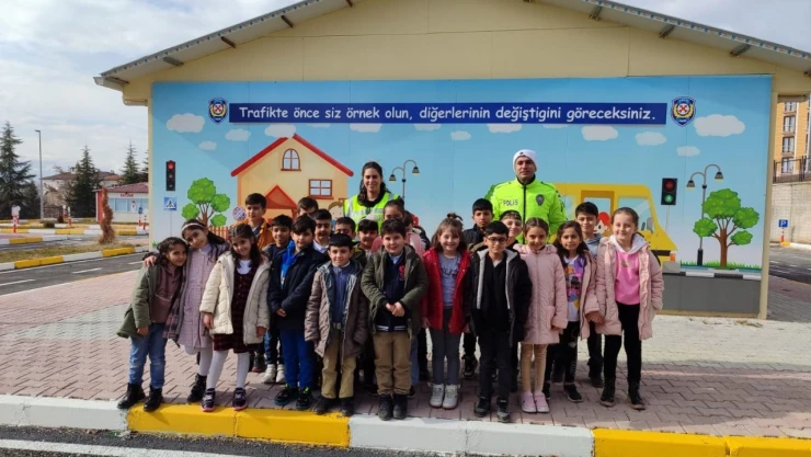 Elazığ'da Minikler Trafik Uygulaması Yaptı