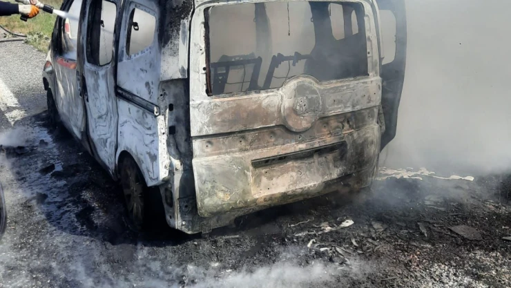 Hafif Ticari Araç Alev Alev Yandı