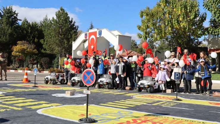 Jandarma, Öğrencilere Kapılarını Açtı