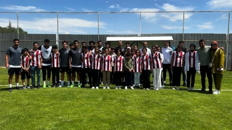 Minik Öğrencilerden Elazığspor'a Tatlı Ziyaret
