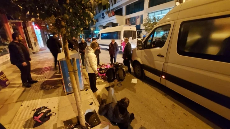 Motosiklet Minibüse Çarptı