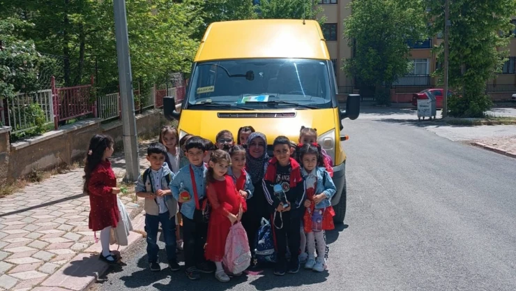 Öğrencilerin Şoför Ablası