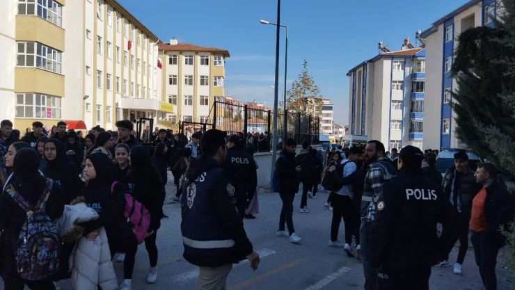 Okul Önlerinde Aralıksız Denetim Sürüyor