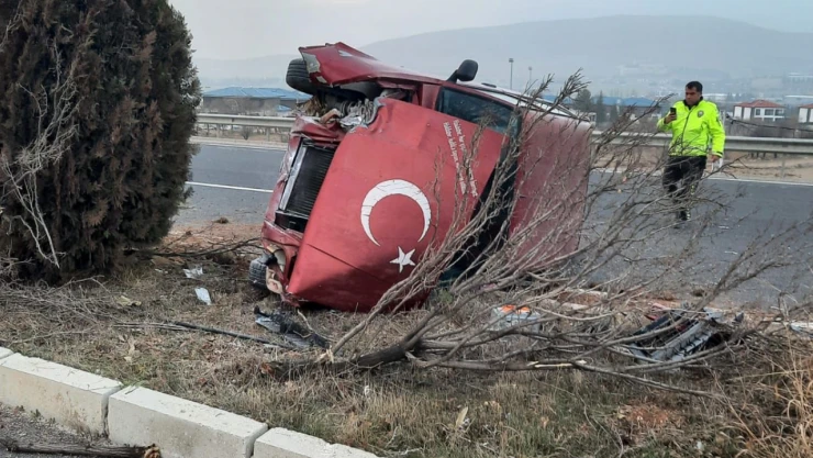 Otomobil Yan Yattı: Yaralılar Var