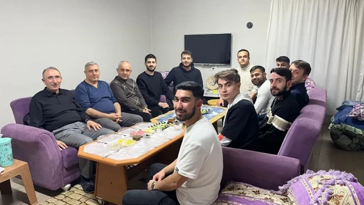 Rektör Göktaş, Öğrenci Evi'nde Sahur Yaptı