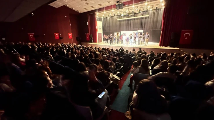 Sanatseverler Buluştu: Elazığ Belediyesi'nin Gösterisi Salonları Doldurdu