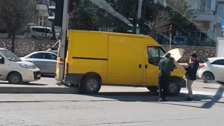 Seyir Halinde Yanan Otomobili Vatandaşlar Söndürdü