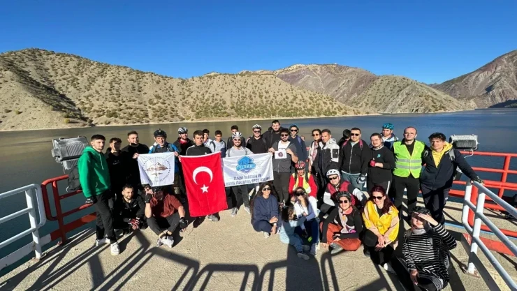 Sporcular, Bayramı 2.000 Rakımlı Akdağ'da Kutladı