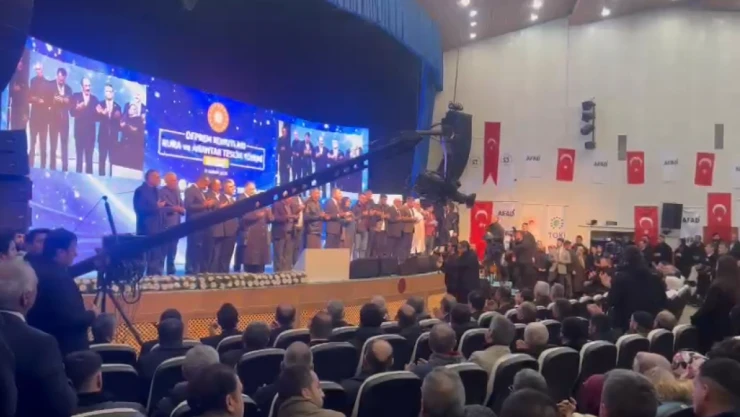 Yerlikaya Elazığ'da Kurayı Çekti