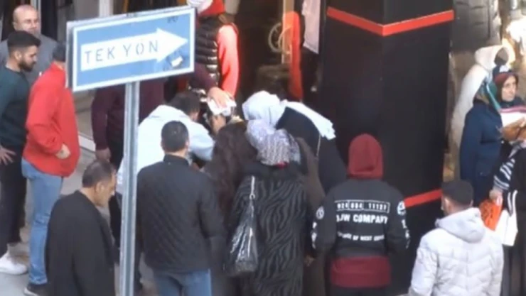 Yolda Yürürken Kafasına Cam Düştü!