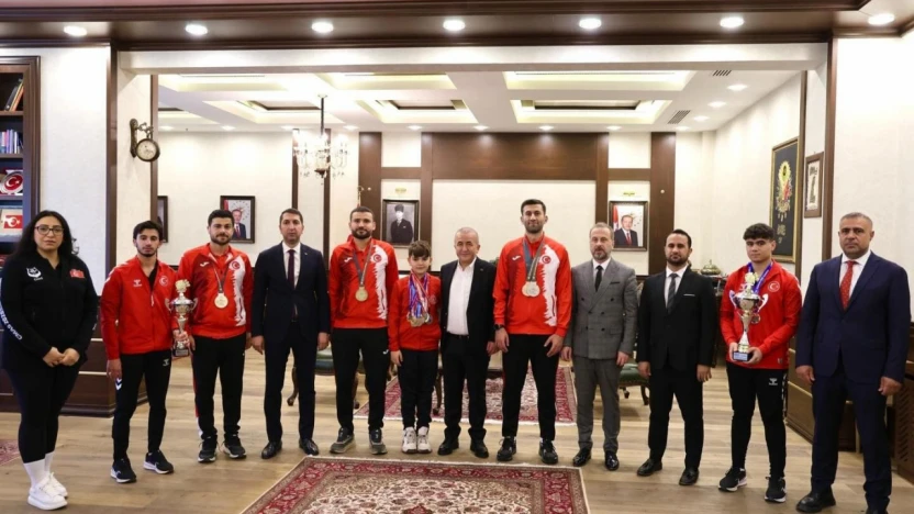 Başarılı Sporculardan Vali Numan Hatipoğlu'na Ziyaret
