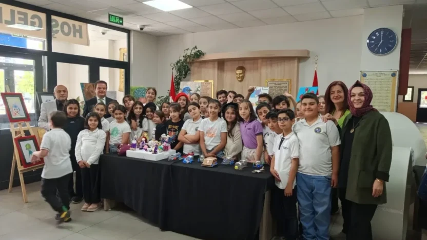 Minik Ressamların Sergisi Büyük İlgi Gördü