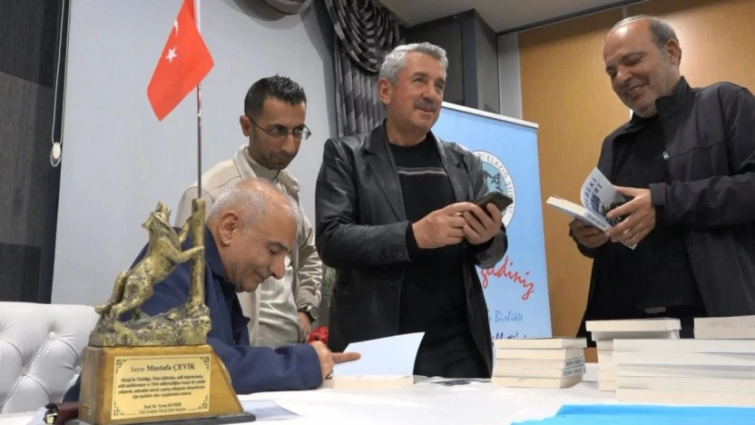 Türk Ocakları'ndan 'Bozkurt'un İzinde' Konferansı Ve İmza Günü