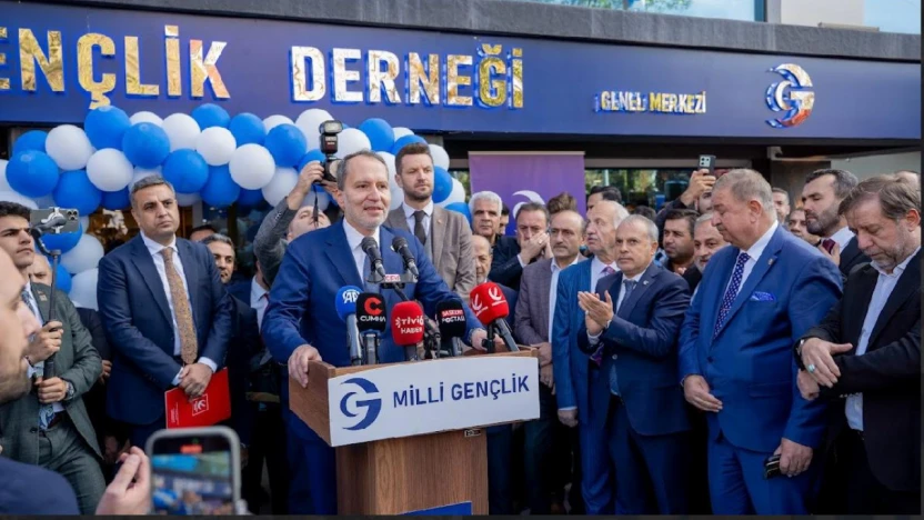 YRP Genel Başkanı Erbakan'dan MKYK Üyesi̇ Gül'e Plaket