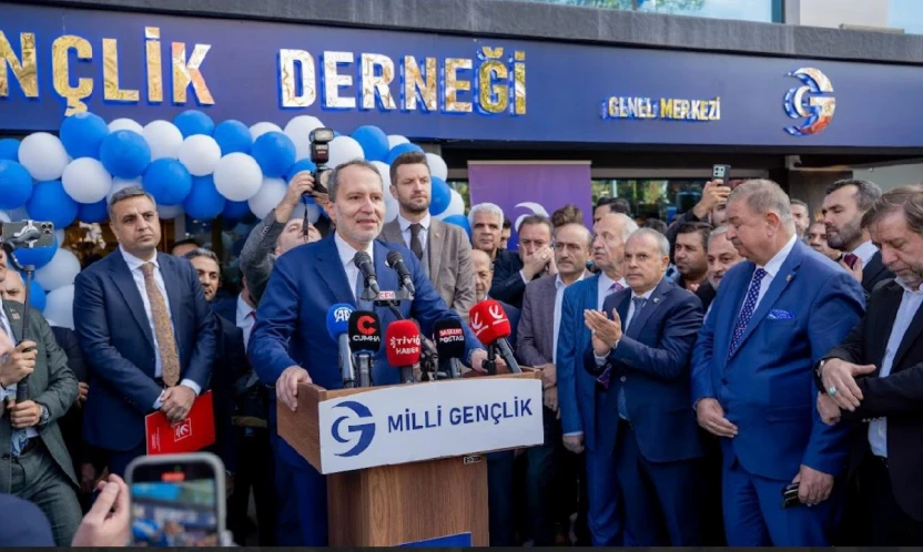 YRP Genel Başkanı Erbakan'dan MKYK Üyesi̇ Gül'e Plaket